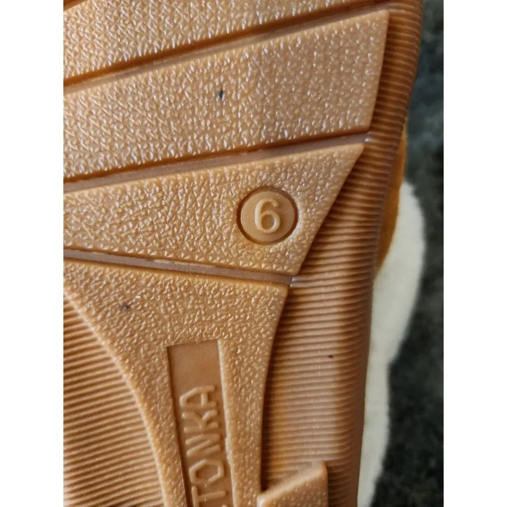 Minnetonka Moccasins size 6 slightly used - Picture 3 of 3